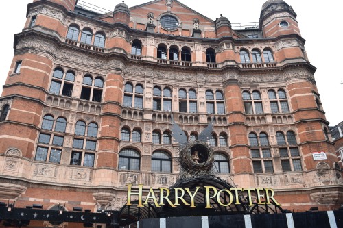On se rappelle qu'Harry Potter a vécu à Londres quand on voit qu'il est impossible d'acheter des billets avant UN AN pour la comédie musicale qui commence aujourd'hui même. Le lancement du nouveau roman portant le même nom vient justement de faire fureur dans la capitale : les librairies étaient restées ouvertes bien passé 21 heures afin de vendre ce fameux livre tant attendu.